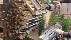 Machine de confection de pneus moto (retournement par ressort)