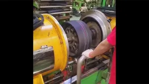 Machine de confection de pneus moto (retournement par vessie)