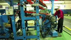 Machine de confection de bandes de pneus
