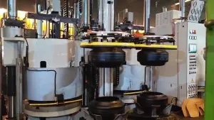 Presse de vulcanisation de pneus radiaux tourisme