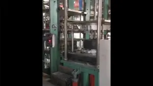 Presse de vulcanisation pour pneus pleins