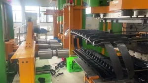 Presse de vulcanisation pour chenilles en caoutchouc