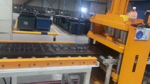 Machine de préconfection de chenilles en caoutchouc