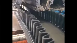 ligne de  production pour bandes transporteuses à bords ondulés