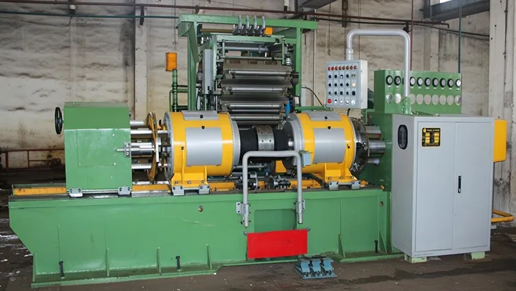 Machine de confection de pneus de moto