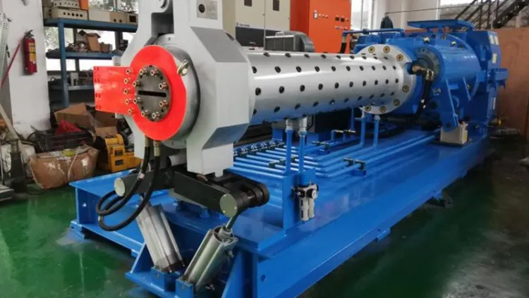 Extrudeuse à alimentation froide et Machine d'extrusion pour caoutchouc