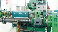 Extrudeuse à alimentation froide et Machine d'extrusion pour caoutchouc