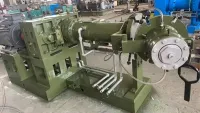 Extrudeuse à alimentation chaude et Machine d'extrusion pour caoutchouc