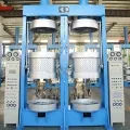 Presse de vulcanisation hydraulique multicouche pour pneus de motocyclette