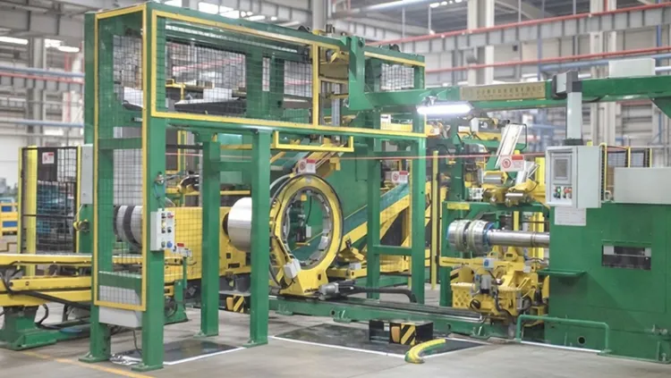 Machine de confection de pneus en deuxième étape pour pneus radiaux de voitures particulières et de camions légers