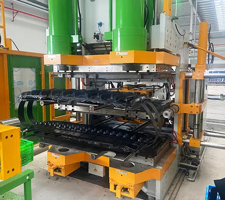 Presse de vulcanisation pour chenilles en caoutchouc