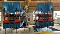 ligne de production pour bandes transporteuses à bords ondulés