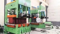 ligne de production pour bandes transporteuses à bords ondulés
