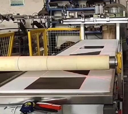 Machine de confection de ressorts pneumatiques à manchon