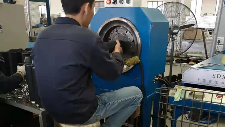 Presse de sertissage de ressorts pneumatiques
