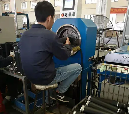Presse de sertissage de ressorts pneumatiques à manchon