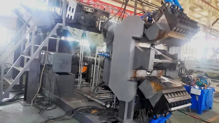 Ligne d'extrusion pour bande de roulement et flancs de pneus